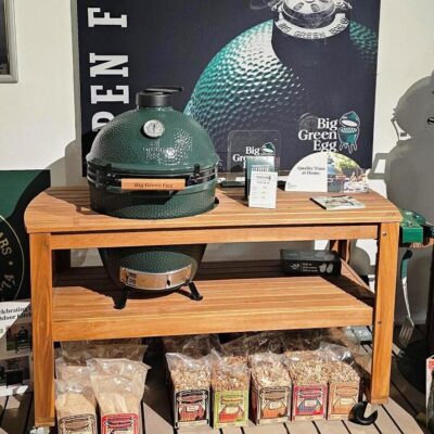 Big Green Egg Keramikgrill Large mit Akazientisch im Set