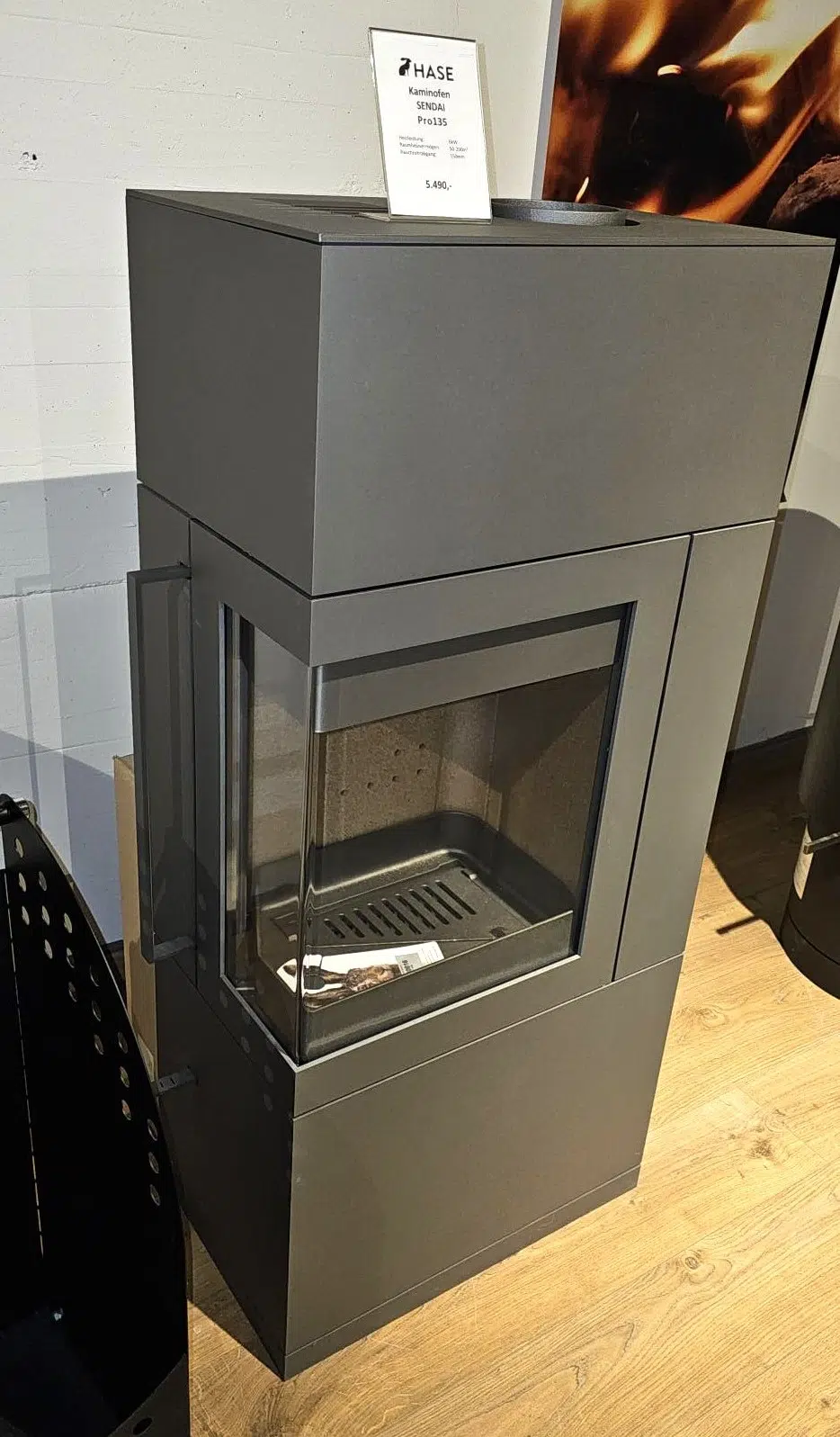 Hase Kaminofen Sendai Pro 135 silbergrau links